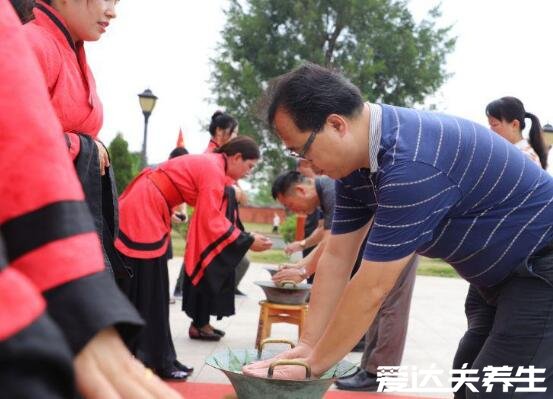 重阳节有哪三个风俗，登高郊游/祭祀敬老/赏菊