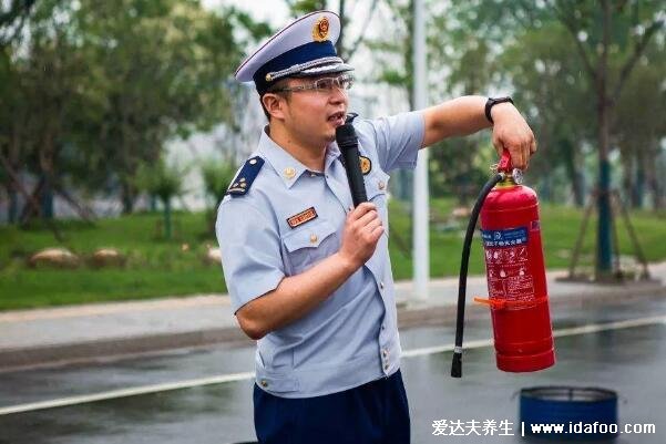 干粉灭火器多长时间检查一次，每月外观检查(压力表指针低绿线要维修)