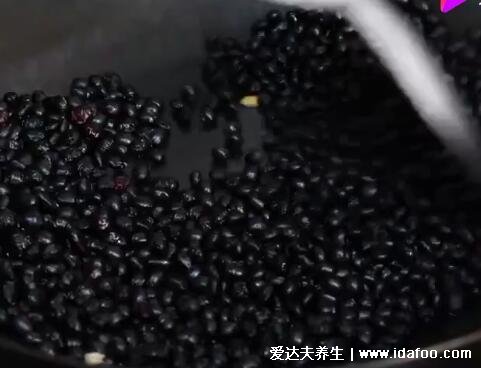 醋泡黑豆的正确做法，黑豆米醋比例1:2(小火翻炒不浸泡)