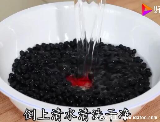 醋泡黑豆的正确做法，黑豆米醋比例1:2(小火翻炒不浸泡)