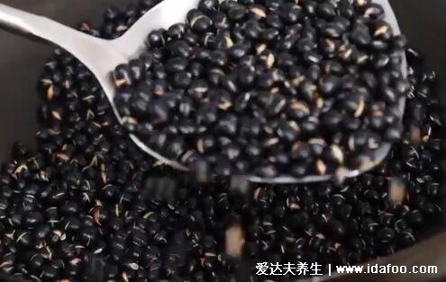 醋泡黑豆的正确做法，黑豆米醋比例1:2(小火翻炒不浸泡)