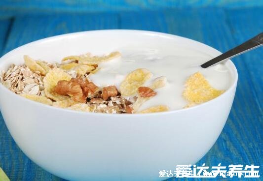 燕麦片的热量高吗，热量高但适宜减肥期间食用(367大卡/100克) 