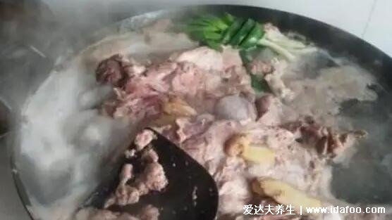 炖羊肉汤三放三不放，放冷水浸泡后焯水(八角料酒花椒不要放)