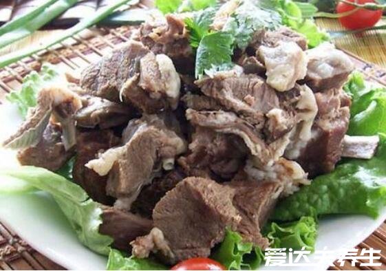 炖羊肉最忌讳两种佐料，加料酒不仅不去腥反而令肉变酸