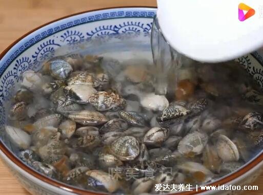 花甲怎么洗才干净，需要食盐以及高度白酒(附视频以及图文步骤)