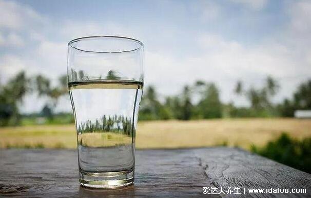 降尿酸的8种食物，每天喝1500-2000ml的白开水最简单有效