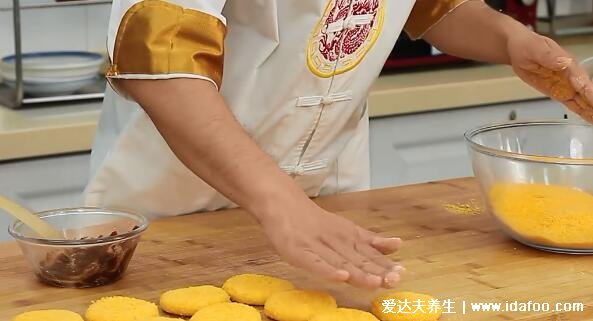 南瓜饼怎么做又酥又脆，从调制南瓜饼开始教你制作(附详细步骤视频)