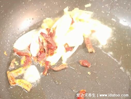 扇贝肉怎么做好吃，试试韭菜炒扇贝肉有视频(附扇贝清洗方法)