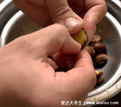 生板栗怎么去皮和壳，板栗切两刀隔水蒸焖很好剥(3个方法有视频)