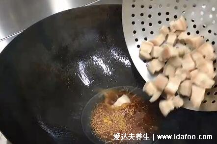 土豆红烧肉的做法，30分钟即可出锅的简单做法(懒人速看有视频) 