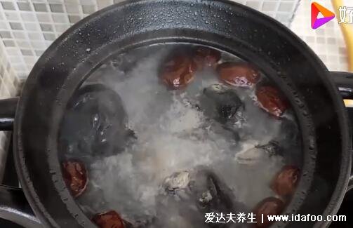 乌鸡汤怎么炖最有营养，试试和中华神菇山药等一起炖(附视频步骤)