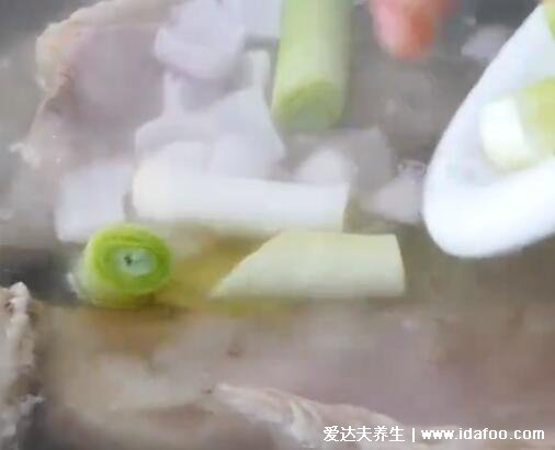 羊肉汤的做法及配料羊肉汤怎么熬，只需要生姜葱等调料（附视频做法）